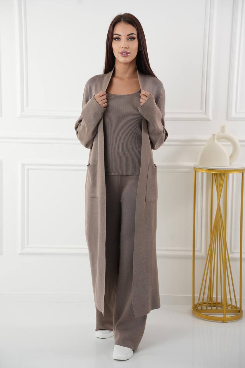 🌟Эти стильные трикотажные тройки созданы из мягкого и качественного материала, идеально подходящего для уютного образа. Комплект включает кардиган, топ и брюки, обеспечивая комфорт и тепло. Высококачественная ткань устойчива к скатыванию и сохраняет безупречный вид даже после множества стирок. Нежные оттенки и лаконичный дизайн делают комплект универсальным для любых случаев.